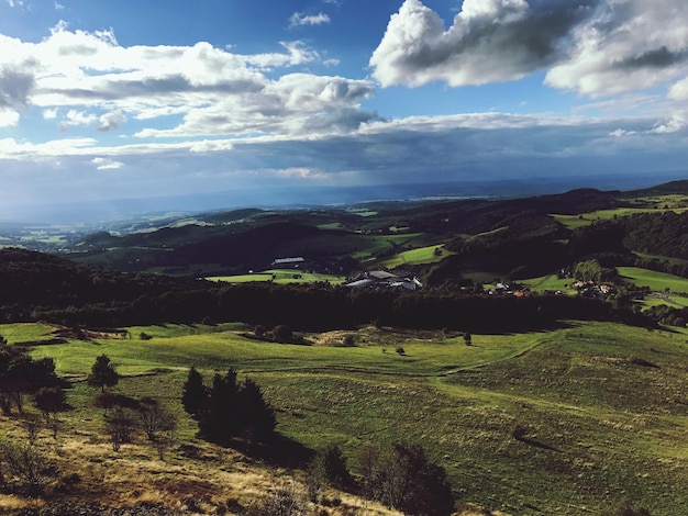 Vista panoramica del paesaggio contro un cielo nuvoloso vista da wasserkuppe