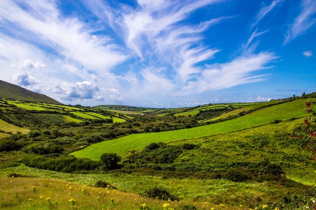 Vista panoramica del paesaggio contro un cielo nuvoloso