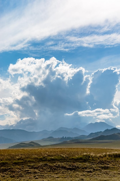 Vista panoramica del paesaggio contro un cielo nuvoloso