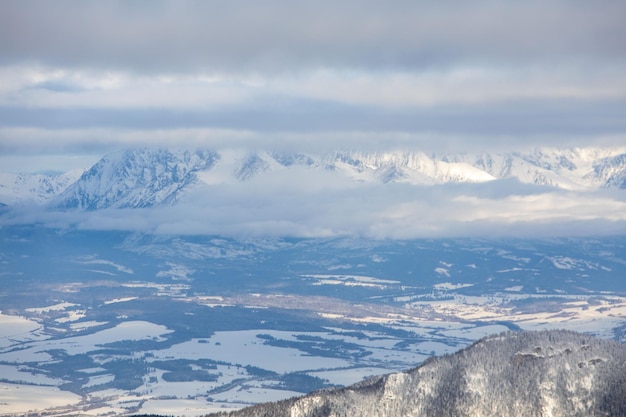 Vista panoramica del paesaggio dei monti Tatra invernali innevati