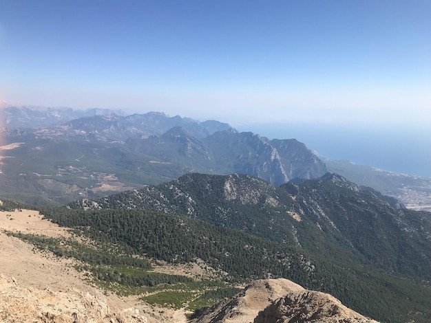 Vista panoramica del paesaggio della catena montuosa della neve