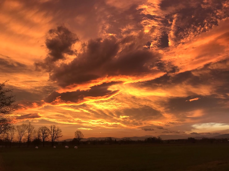 Foto vista panoramica del paesaggio di silhouette contro il cielo durante il tramonto