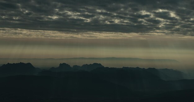 Vista panoramica del paesaggio di silhouette contro il cielo durante il tramonto