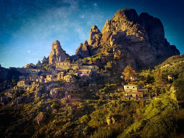 Vista panoramica del paesaggio e delle montagne sul cielo