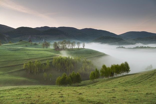 Vista panoramica del paesaggio e delle montagne sul cielo
