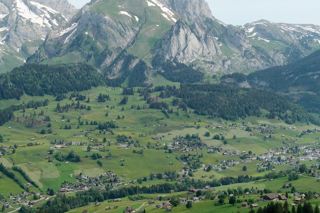 Vista panoramica del paesaggio e delle montagne