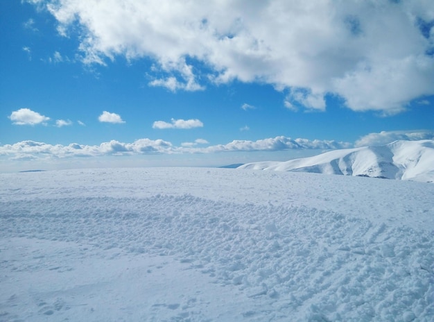 Vista panoramica del paesaggio ghiacciato contro il cielo blu