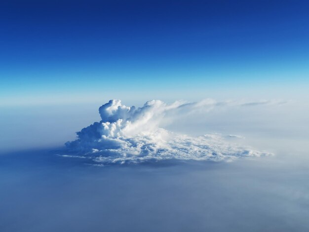 Vista panoramica del paesaggio nuvoloso contro il cielo blu