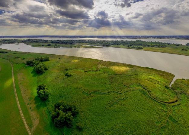 Vista panoramica del paesaggio sul lago contro il cielo