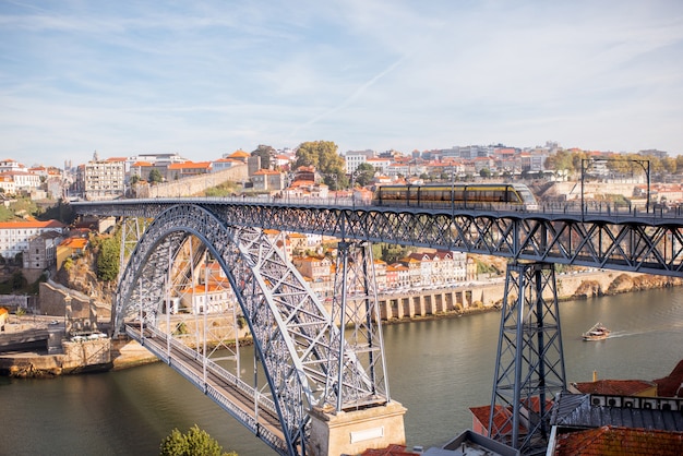 Vista panoramica del paesaggio sulla città vecchia con il fiume Douro e il famoso ponte di ferro nella città di Porto in Portogallo