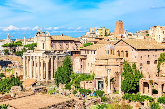 Vista panoramica del paesaggio urbano del Foro Romano e dell'Altare Romano della Patria a Roma, Italia. Monumenti di fama mondiale in Italia durante la giornata di sole estivo.