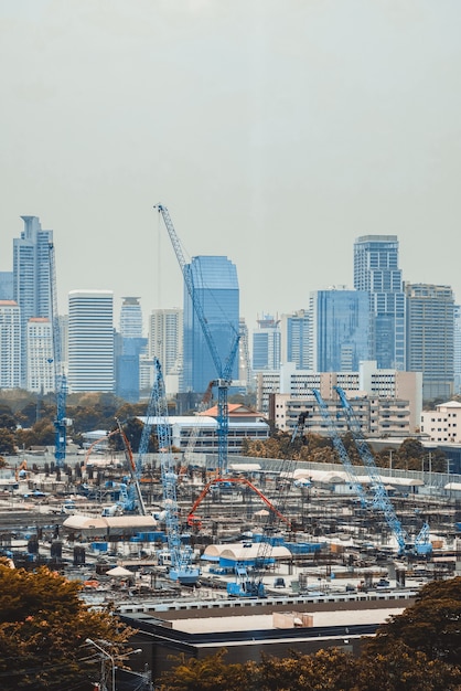 Vista panoramica del paesaggio urbano e del cantiere nella metropoli