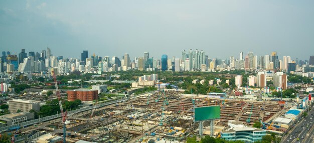 Vista panoramica del paesaggio urbano e del cantiere nella metropoli