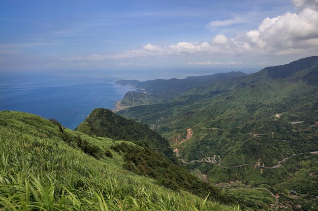 Vista panoramica del paesaggio verde contro il cielo