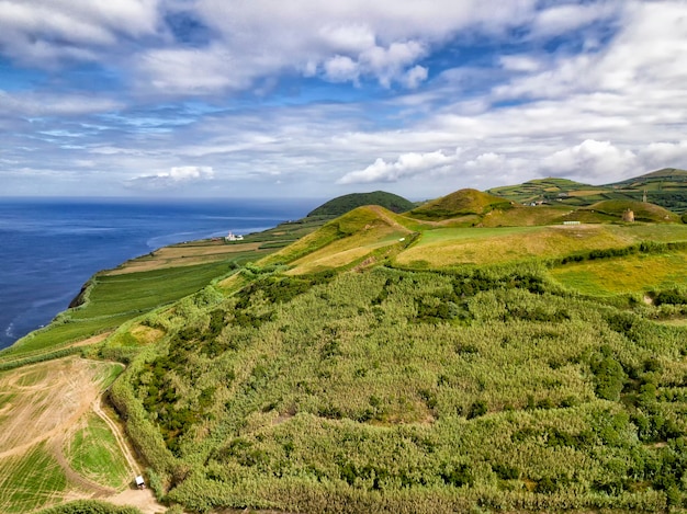 Vista panoramica del paesaggio verde e del mare sul cielo