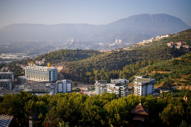 Vista panoramica del paese soleggiato, costa in Turchia, città di Alanya