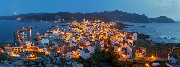 Vista panoramica del paesino di pescatori di Muxia al tramonto