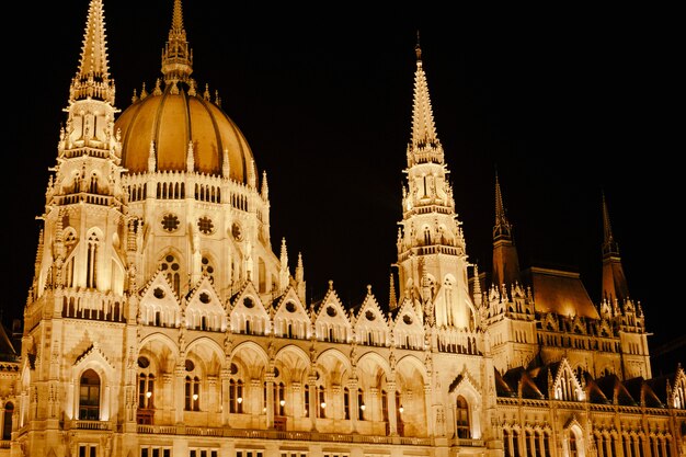 Vista panoramica del palazzo del parlamento in una splendida illuminazione notturna a budapest vista ravvicinata