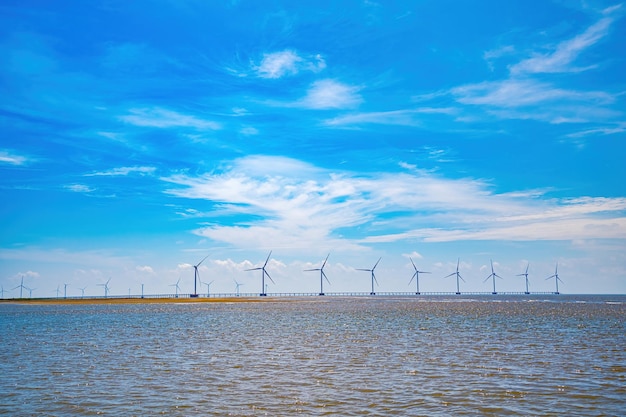 Vista panoramica del parco eolico in mare con alte turbine eoliche per la generazione di elettricità con spazio copia a Tra Vinh Viet Nam Concetto di energia verde Eco concpept