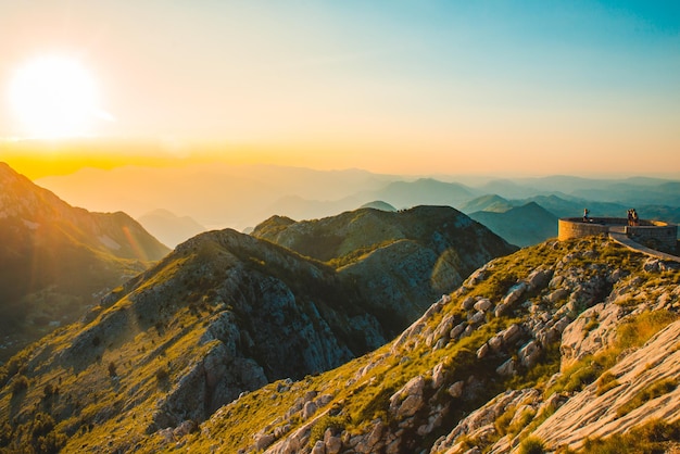 Vista panoramica del parco nazionale di lovcen in montenegro al tramonto. viaggio estivo