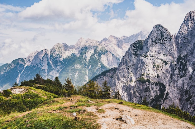 Vista panoramica del passo di montagna Vrsic Parco nazionale del Triglav Slovenia Triglav la più alta montagna slovena bellissimo paesaggio montano