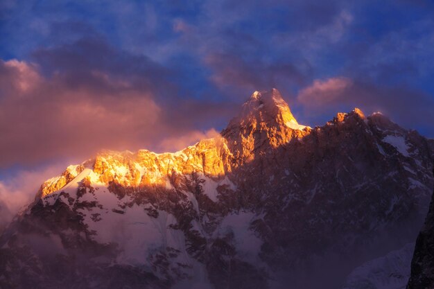 Vista panoramica del picco di Jannu, regione di Kanchenjunga, Himalaya, Nepal.