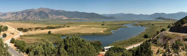 Vista panoramica del piccolo lago naturale di Prespa, Grecia nord-occidentale, Macedonia e montagne in una giornata di sole estivo