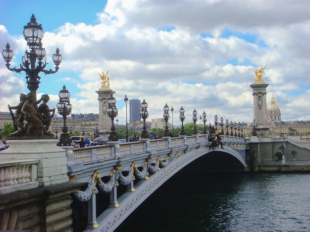 Vista panoramica del ponte Alessandro III in un giorno d'estate a Parigi, Francia