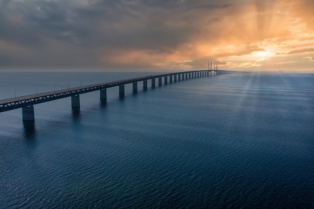 Vista panoramica del ponte di oresund durante il tramonto sul mar baltico