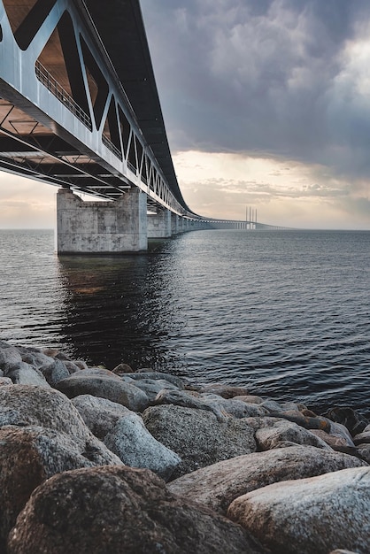 Vista panoramica del ponte di oresund durante il tramonto sul mar baltico