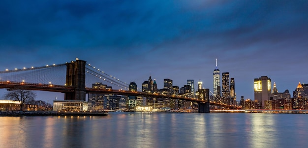 Vista panoramica del ponte illuminato sul mare calmo contro un cielo nuvoloso