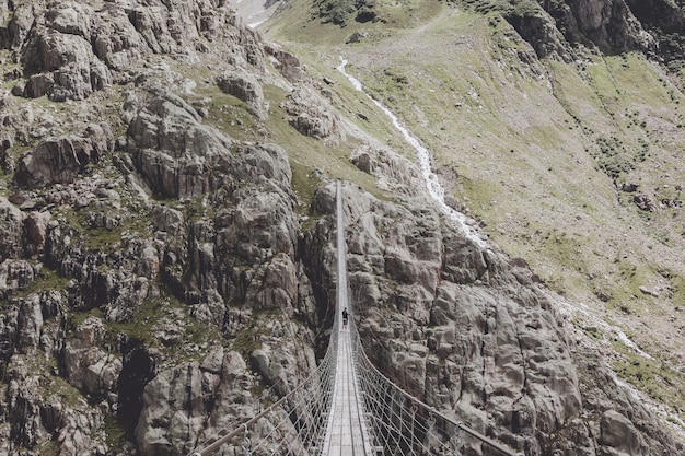 Vista panoramica del ponte Trift nel parco nazionale Svizzera, Europa. Paesaggio estivo, sole, cielo nuvoloso e giornata di sole.