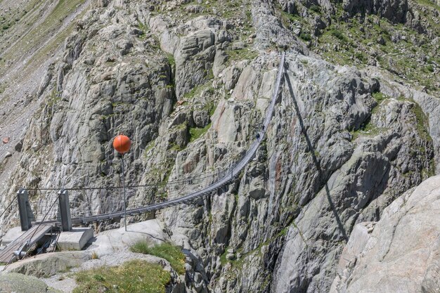 Vista panoramica del ponte Trift nel parco nazionale Svizzera, Europa. Paesaggio estivo, sole, cielo nuvoloso e giornata di sole.