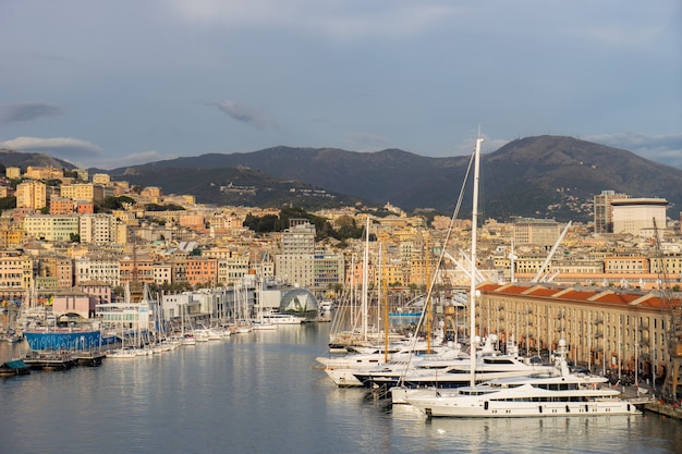 Vista panoramica del porto di Genova in un giorno d'estate, Italia.