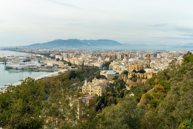 Vista panoramica del porto di Malaga e del paesaggio urbano