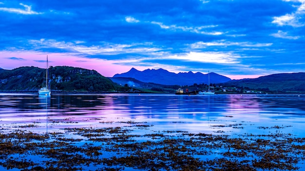 Vista panoramica del porto di Portree sull'isola di Skye al tramonto