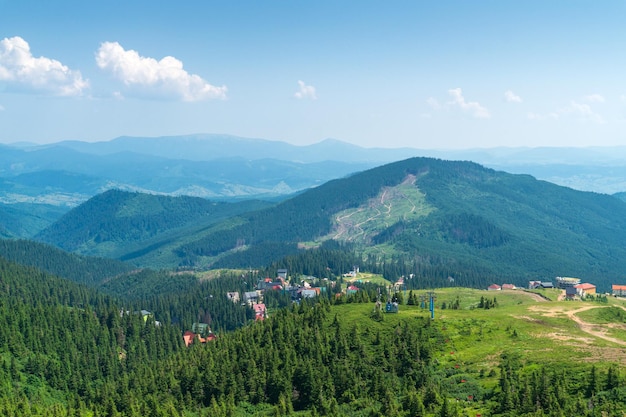 Vista panoramica del resort Dragobrat in Ucraina e sulle montagne dei Carpazi