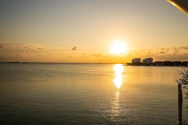 Vista panoramica del riflesso della luce solare sul mare durante il tramonto