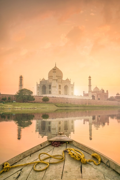 Vista panoramica del Taj Mahal al tramonto con riflesso ad Agra, India.