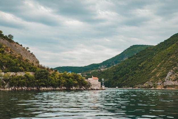 Vista panoramica del tempo nuvoloso della baia del montenegro