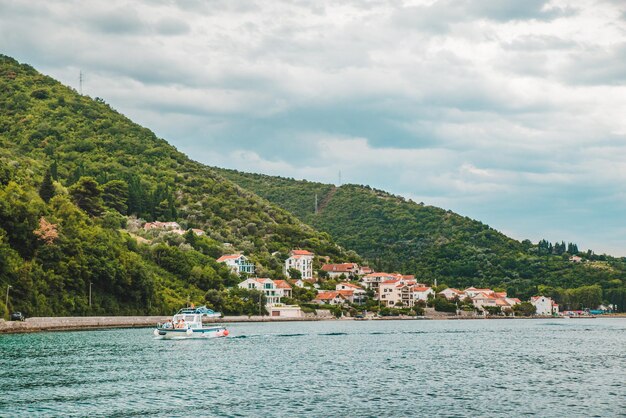 Vista panoramica del tempo nuvoloso della baia del montenegro