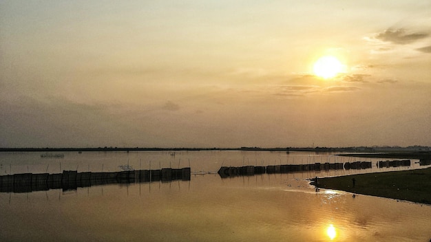 Vista panoramica del tramonto sul mare