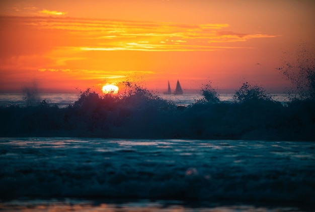 Vista panoramica del tramonto sull'oceano bella scena serena cielo mare concetto alba colori nuvole nat