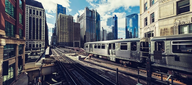 Vista panoramica del treno ferroviario sopraelevato a Chicago, USA.