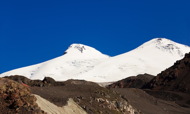 Vista panoramica del versante meridionale del Monte Elbrus delle montagne del Caucaso in Russia. Vette innevate con due picchi.