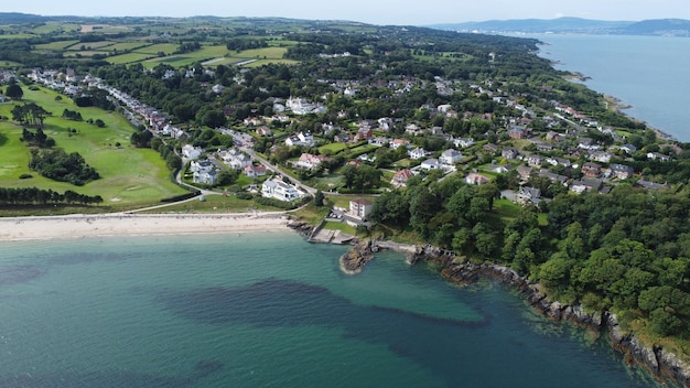 Vista panoramica del villaggio costiero di Helens Bay nella contea di Down, Ulster, Irlanda del Nord