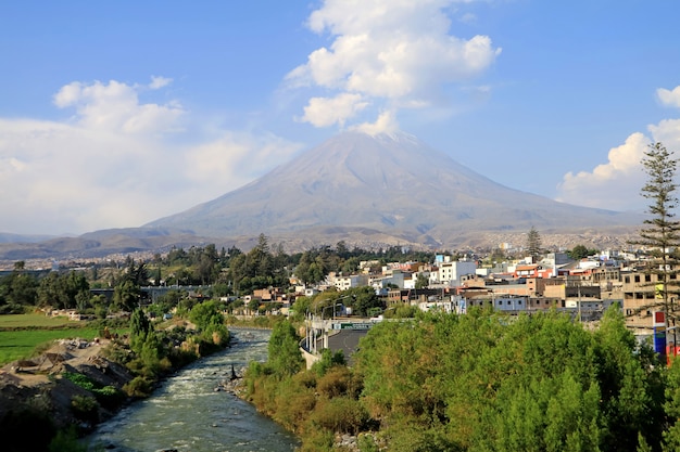 Vista panoramica del vulcano Misti e del fiume Chili nella città di Arequipa