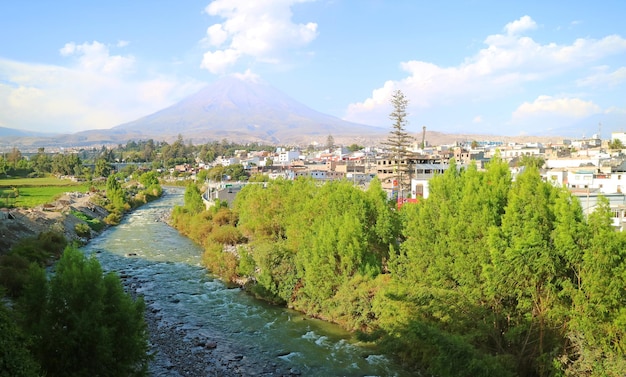 Vista panoramica del vulcano Misti e del fiume Chili vista da Arequipa Centro della città vecchia Arequipa Perù