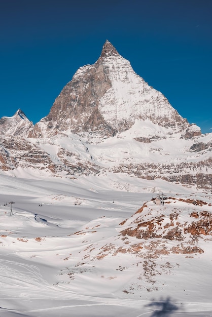 Vista panoramica dell'alba o del tramonto del Cervino, una delle montagne svizzere più famose e iconiche