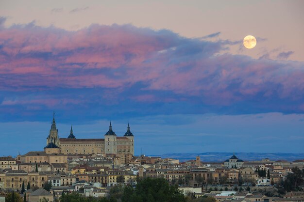 Vista panoramica dell'Alcazar de Toledo con la luna sullo sfondo Spagna